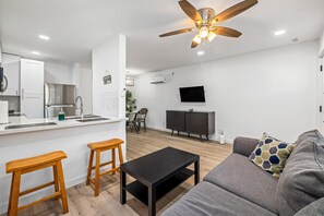 Smart TV, offices - Comfy Montrose Flat Near Midtown | Games Desk WiFi (Houston)