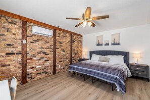 1 bedroom, desk, iron/ironing board, free WiFi - Comfy Montrose Flat Near Midtown | Games Desk WiFi (Houston)