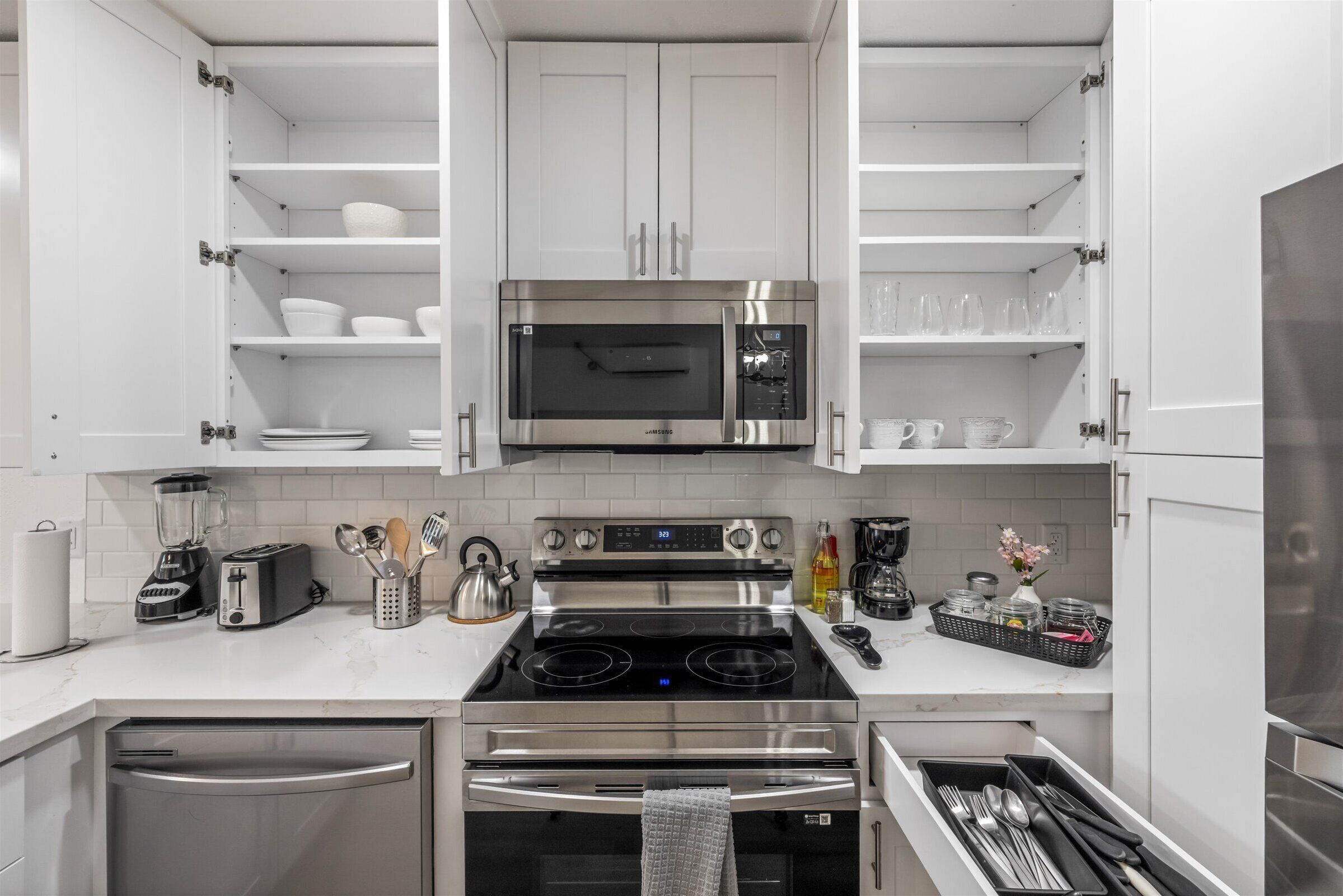 Frigorífico, microondas, horno y placa de cocina