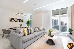 Departamento de lujo, balcón, vista a la marina | Área de sala de estar | Smart TV de 65 pulgadas con canales vía satélite 