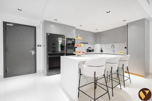 Appartement Luxe, balcon, vue marina | Restauration dans la chambre