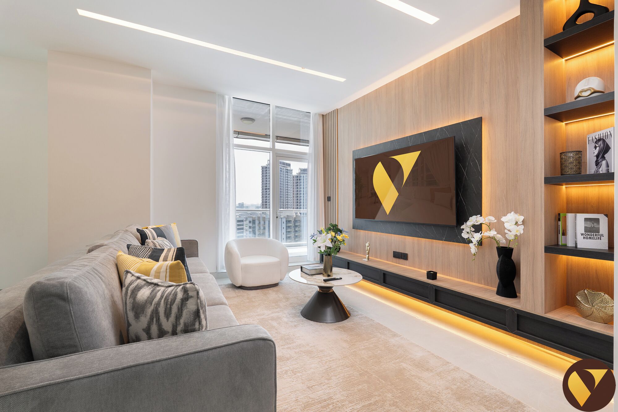 Luxe appartement, balkon, uitzicht op jachthaven | Woonruimte | Een 65-inch smart-tv met satellietzenders