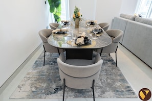 Appartement Luxe, balcon, vue marina | Restauration dans la chambre