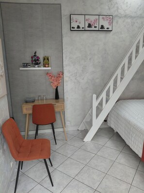 Escrivaninha, ferros/tábuas de passar roupa, Wi-Fi, roupa de cama