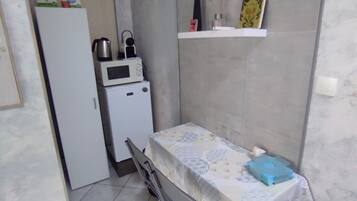 Kjøleskap, mikrobølgeovn, kaffetrakter/tekoker og vannkoker