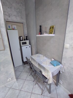 Kjøleskap, mikrobølgeovn, kaffetrakter/tekoker og vannkoker