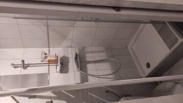 Een douche, een haardroger, handdoeken