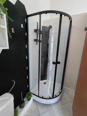 Douche, articles de toilette gratuits, sèche-cheveux