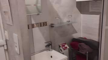 Douche, sèche-cheveux, serviettes fournies