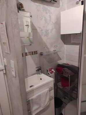 淋浴设施、吹风机、毛巾