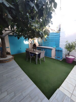 Outdoor dining - Les Orchidées Guest Rooms – Wi-Fi and Air Conditioning Included (Perpignan)