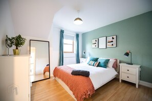 4 bedrooms, iron/ironing board, free WiFi, bed sheets - Beautiful 4-Bed house, short walk to beach & train – Spacious & Family-Friendly (Helen's Bay)