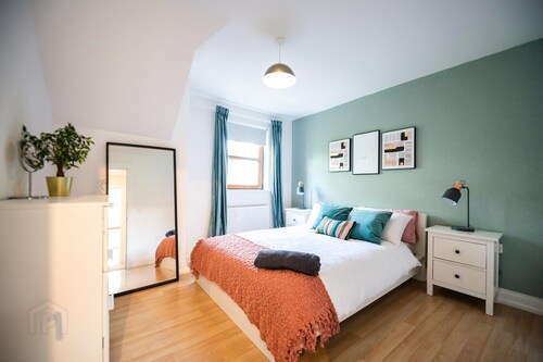 Beautiful 4-Bed house, short walk to beach & train – Spacious & Family-Friendly