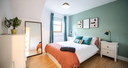 Beautiful 4-Bed house, short walk to beach & train – Spacious & Family-Friendly