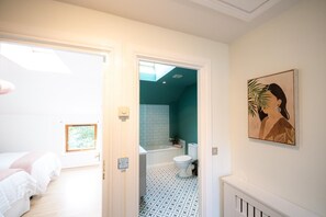 Hair dryer, towels, soap, toilet paper - Beautiful 4-Bed house, short walk to beach & train – Spacious & Family-Friendly (Helen's Bay)