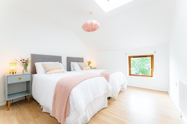 4 bedrooms, iron/ironing board, free WiFi, bed sheets - Beautiful 4-Bed house, short walk to beach & train – Spacious & Family-Friendly (Helen's Bay)