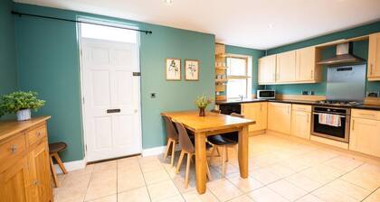 Beautiful 4-Bed house, short walk to beach & train – Spacious & Family-Friendly
