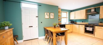 Beautiful 4-Bed house, short walk to beach & train – Spacious & Family-Friendly