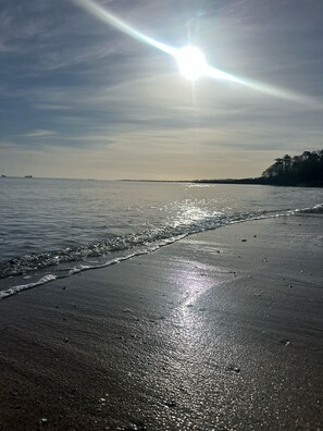 Beach nearby - Beautiful 4-Bed house, short walk to beach & train – Spacious & Family-Friendly (Helen's Bay)