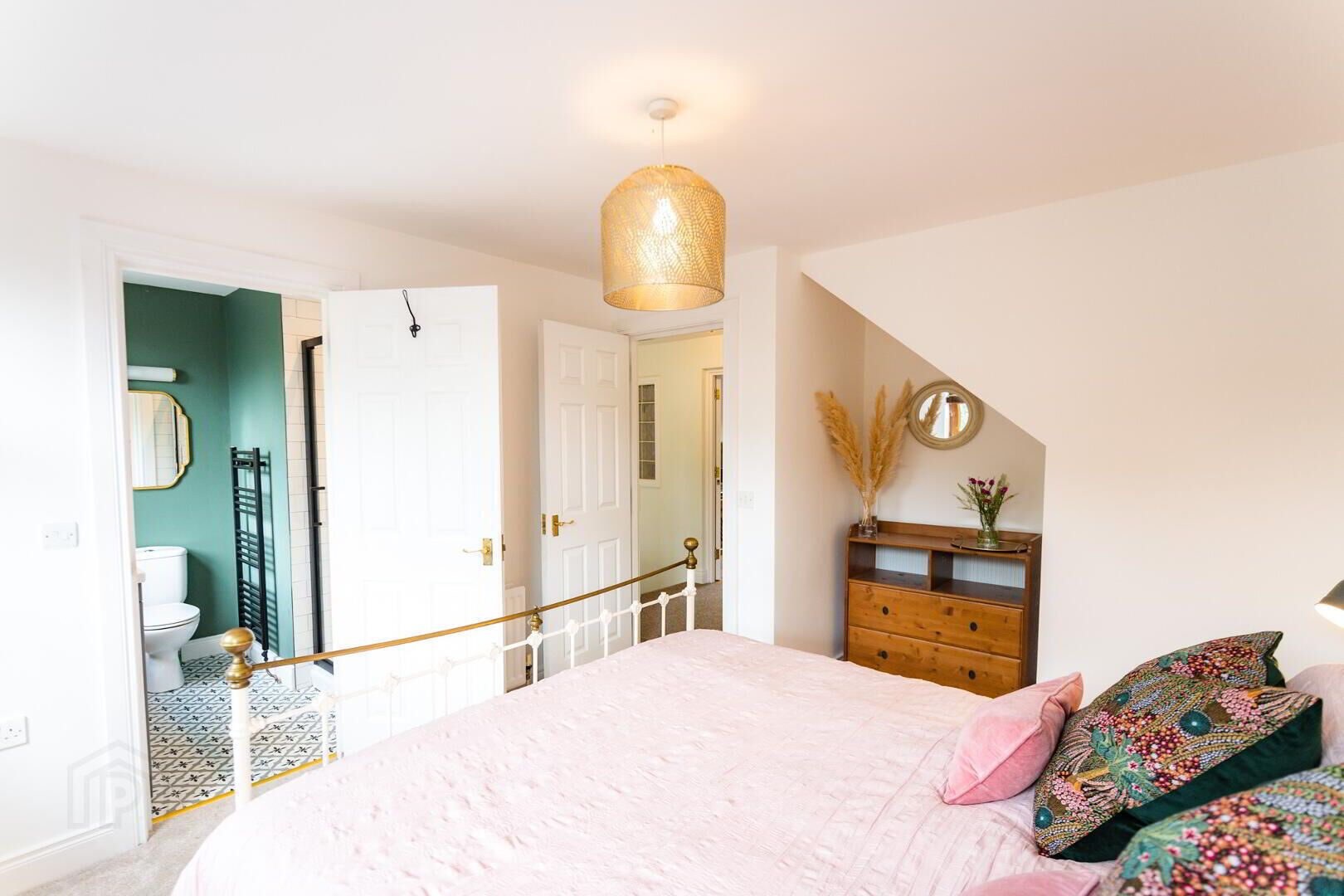 4 slaapkamers, een strijkplank/strijkijzer, gratis wifi, beddengoed