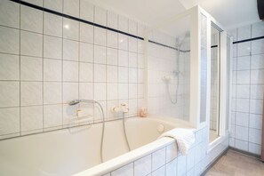 Haartrockner, Handtücher, Seife, Toilettenpapier