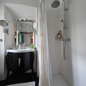 Dusche, Haartrockner, Bidet, Handtücher