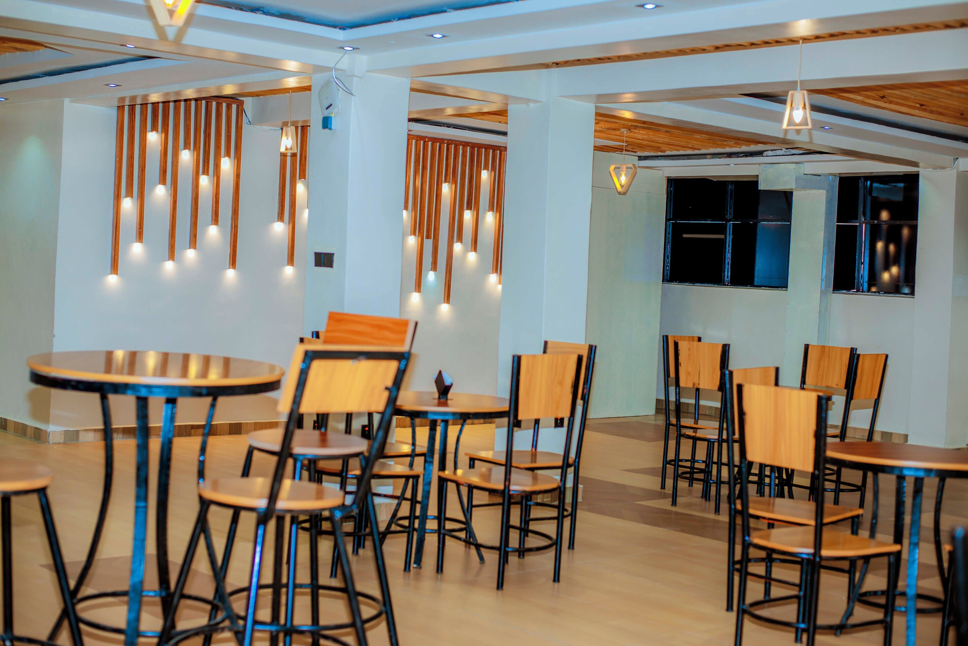 2 restaurants, breakfast served