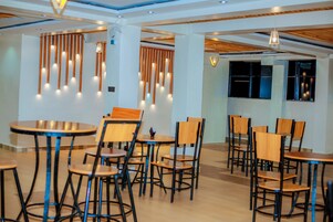 2 restaurantes; se sirve desayuno, almuerzo, cena y brunch