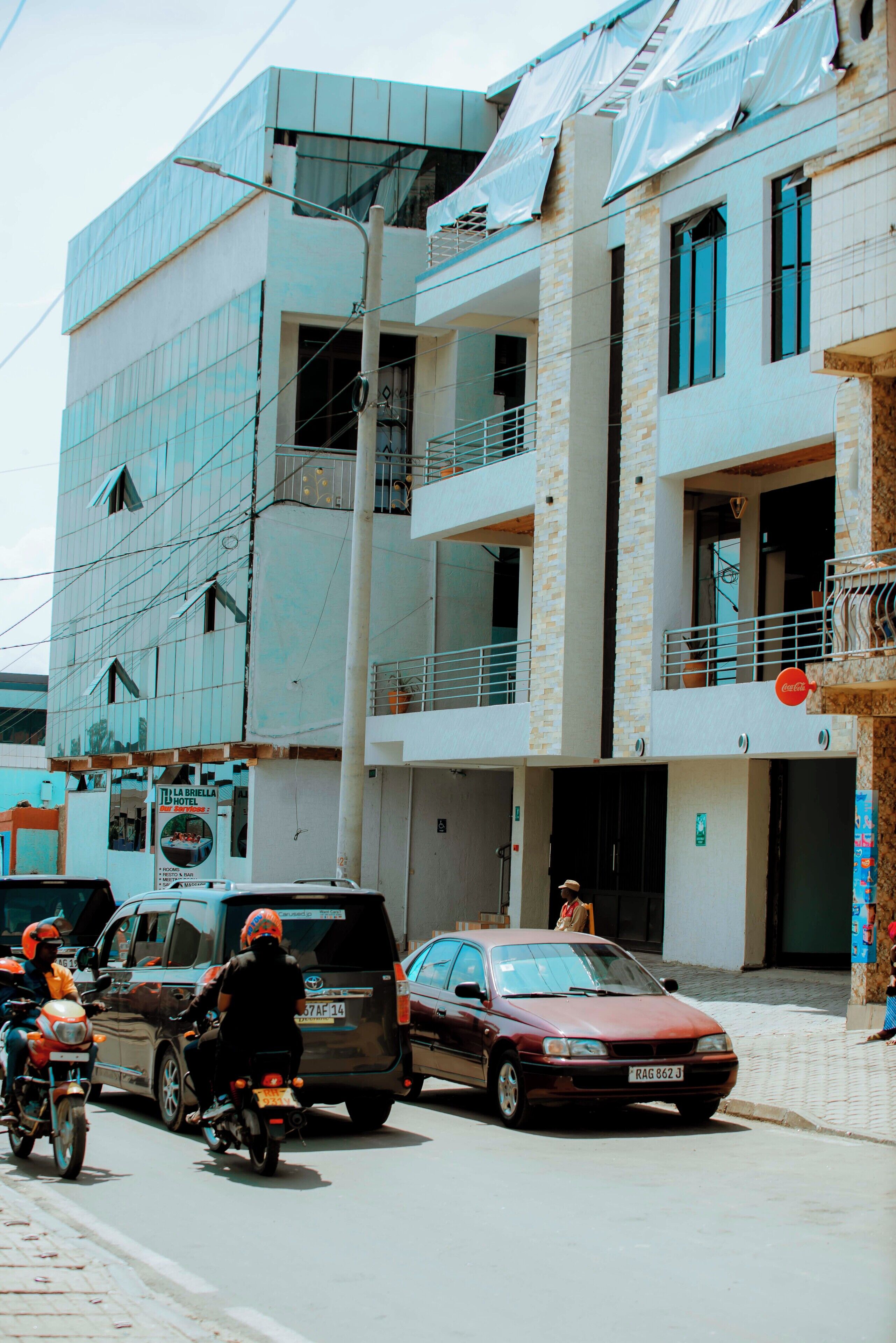 Un immeuble à plusieurs étages doté d’une architecture moderne, avec des balcons et de grandes fenêtres.