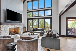 Smart-TV, peis, bøker og musikkbibliotek