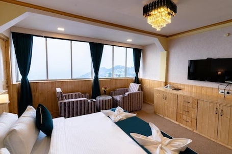 In-room safe, desk, soundproofing, free WiFi