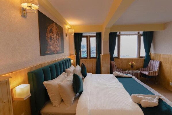 In-room safe, desk, free WiFi