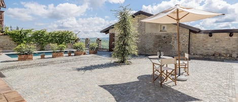 Piscine extérieure (ouverte en saison), parasols de plage