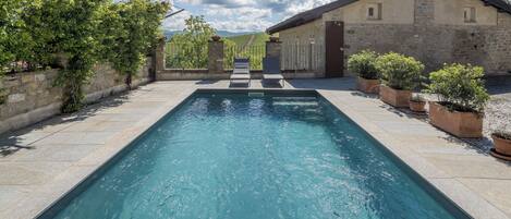 Piscine extérieure (ouverte en saison), parasols de plage