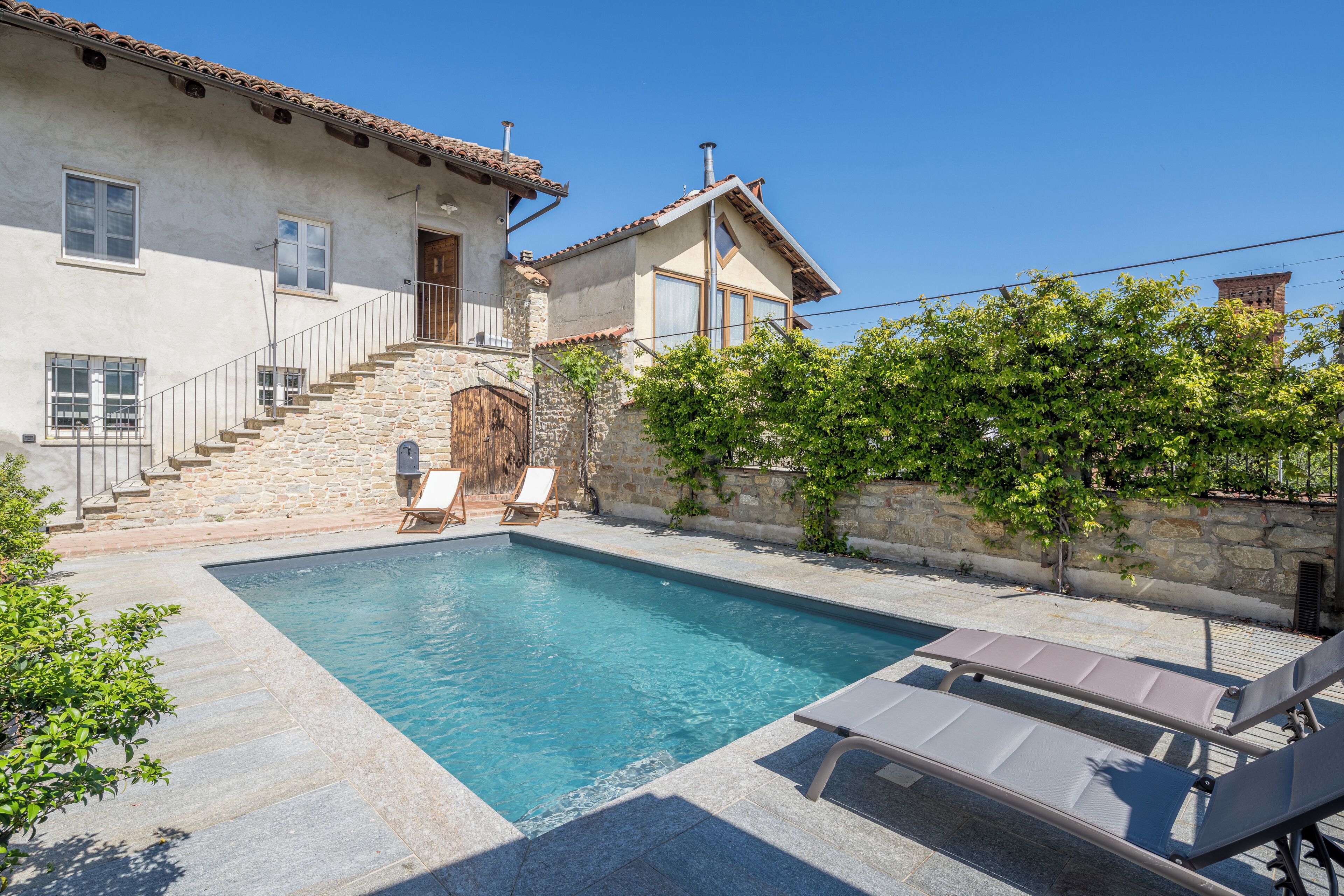 Piscine extérieure (ouverte en saison), parasols de plage
