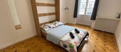 Desk, laptop workspace, iron/ironing board, free WiFi