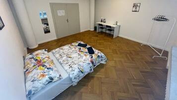 Escritorio y espacio para trabajar con laptop