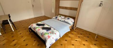 经典客房, 1 张双人床 | 办公桌、笔记本电脑工作区、熨斗/熨衣板、免费 WiFi