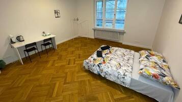 Classic-Zimmer, 1 Doppelbett | Schreibtisch, laptopgeeigneter Arbeitsplatz, Bügeleisen/Bügelbrett