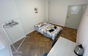 Quarto clássico, 1 cama de casal | Escrivaninha, espaço de trabalho para notebook