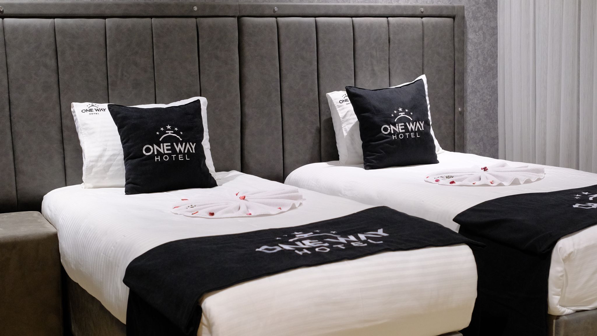 Chambre Deluxe avec lits jumeaux | Espace de travail pour ordinateurs portables, fer et planche à repasser