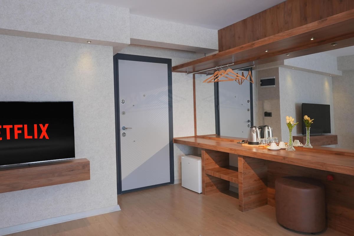 Laptopgeeigneter Arbeitsplatz, Bügeleisen/Bügelbrett, kostenloses WLAN