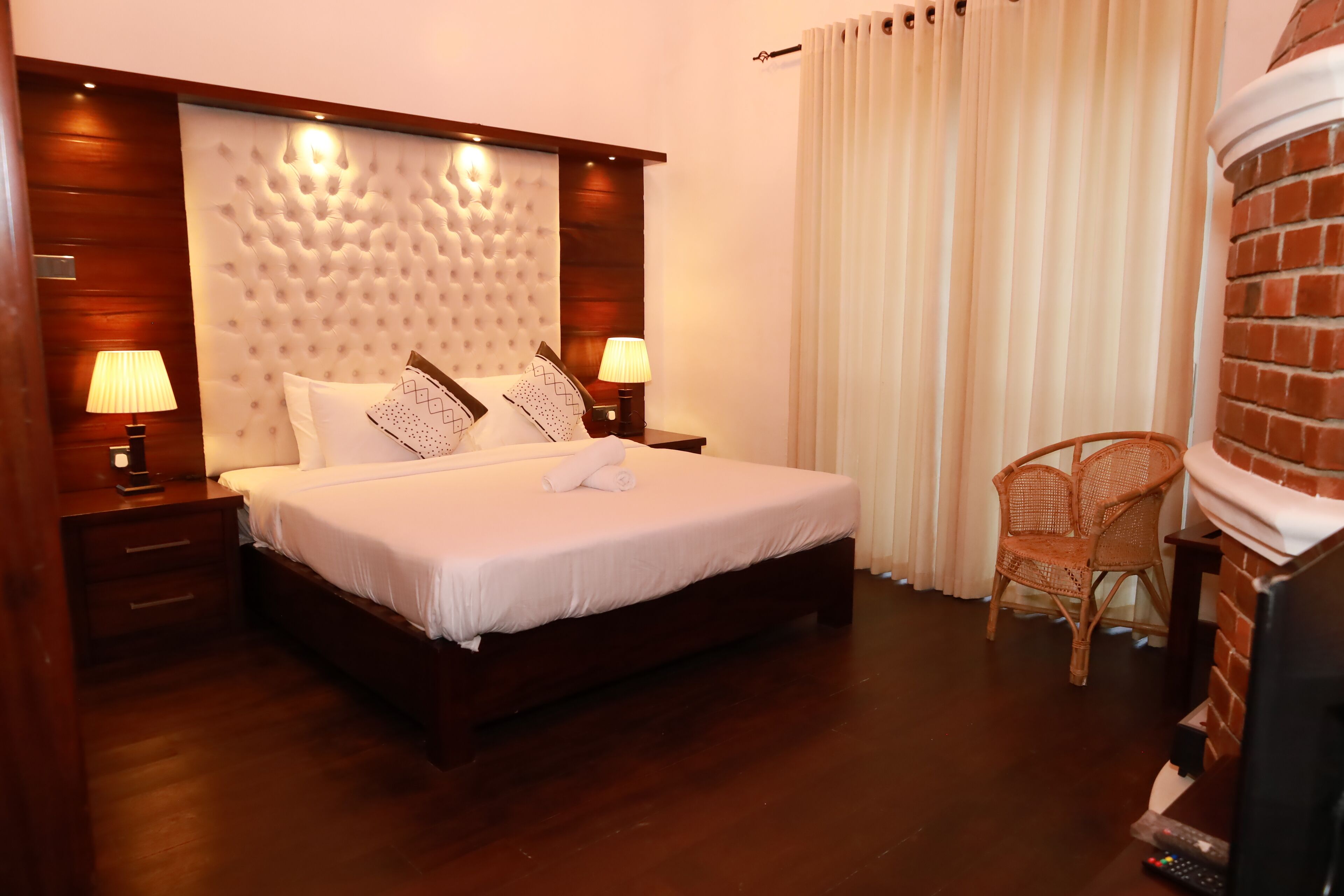 Habitación doble Deluxe, balcón, vista al jardín | Escritorio, espacio para trabajar con laptop y wifi gratis 