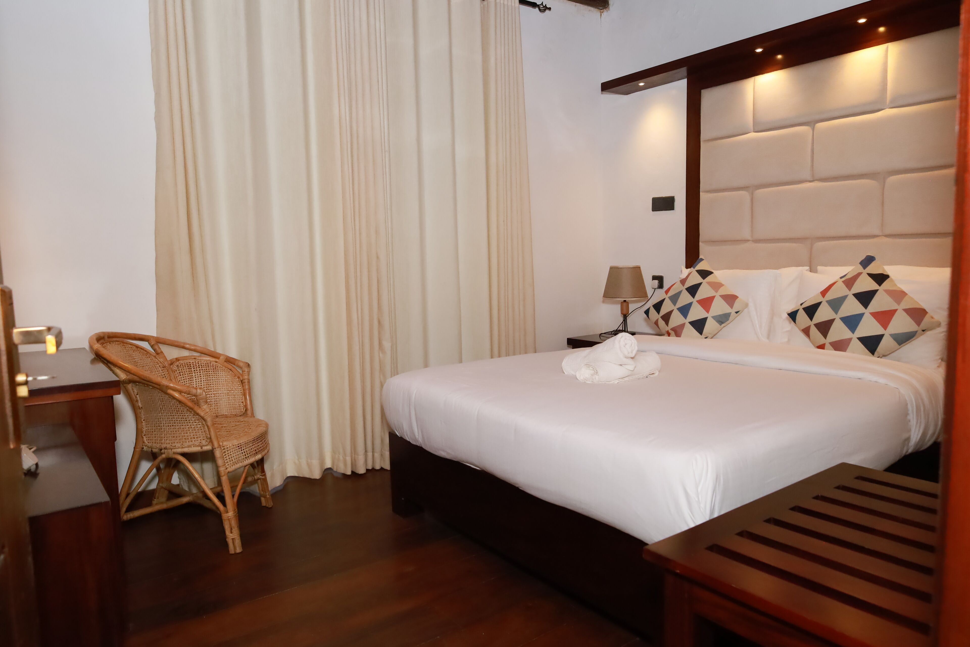 Habitación doble familiar, vista al jardín | Escritorio, espacio para trabajar con laptop y wifi gratis 