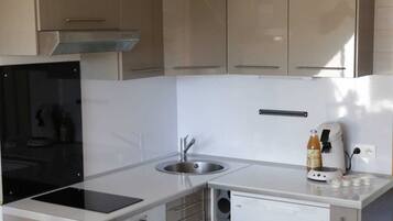 Een microgolfoven, een oven, een kookplaat, een vaatwasser