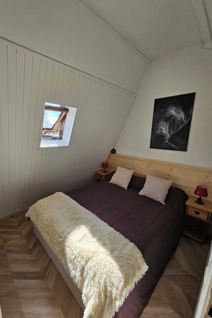 2 bedrooms, bed sheets