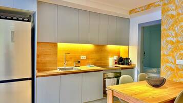 Frigorífico, horno, lavavajillas y cafetera o tetera