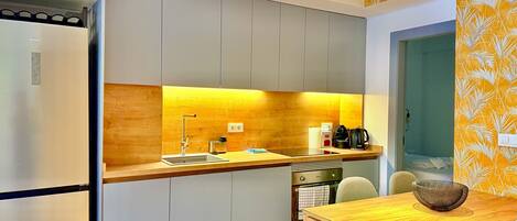 Réfrigérateur, four, lave-vaisselle, cafetiÚre/bouilloire