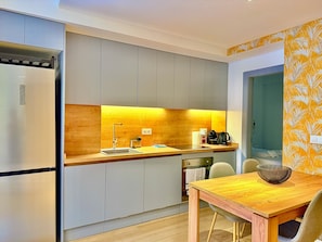 Fridge, oven, dishwasher, coffee/tea maker