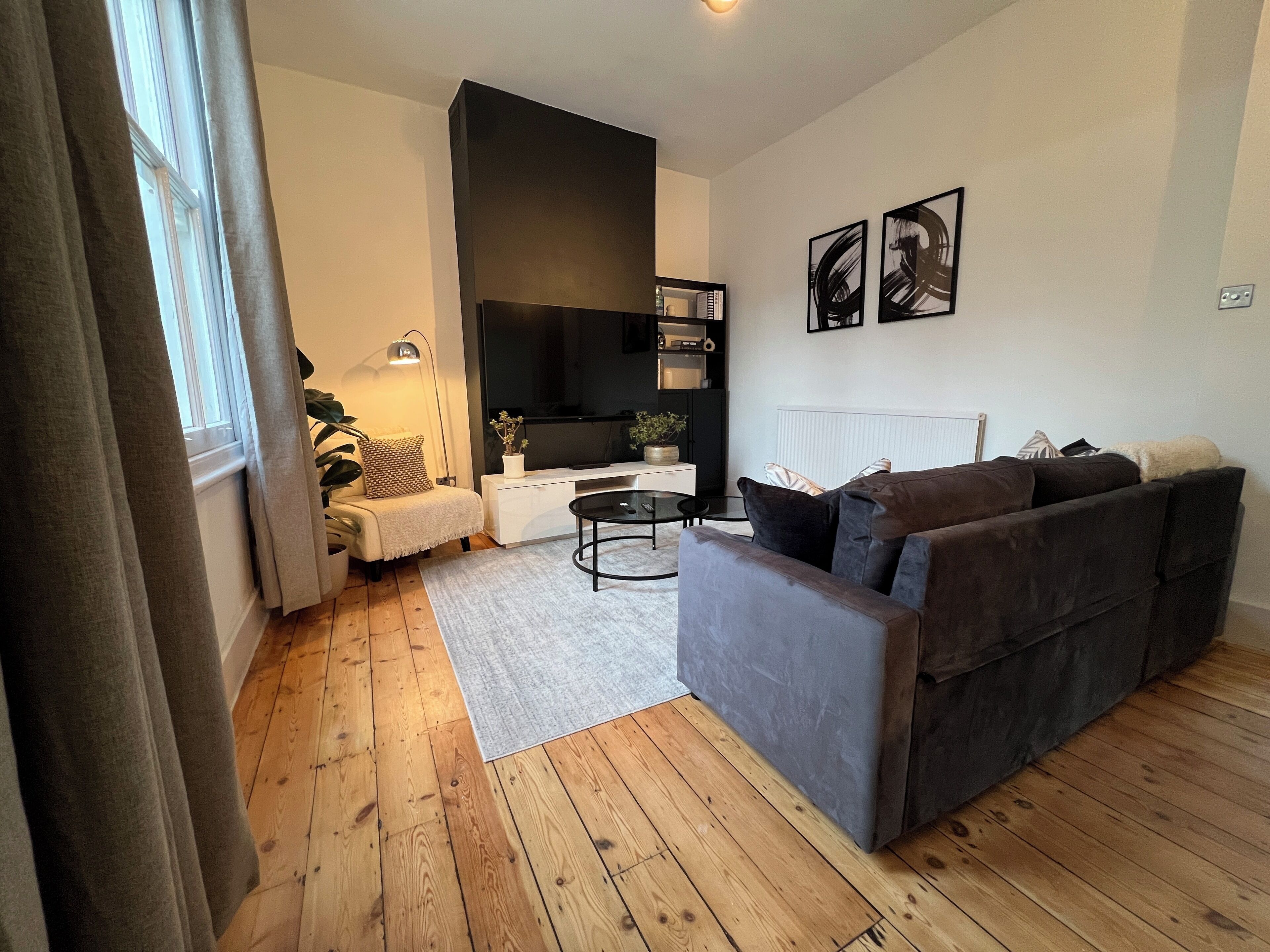 Appartement | Woonruimte | Een 75-inch smart-tv met digitale zenders, Netflix en streamingdiensten